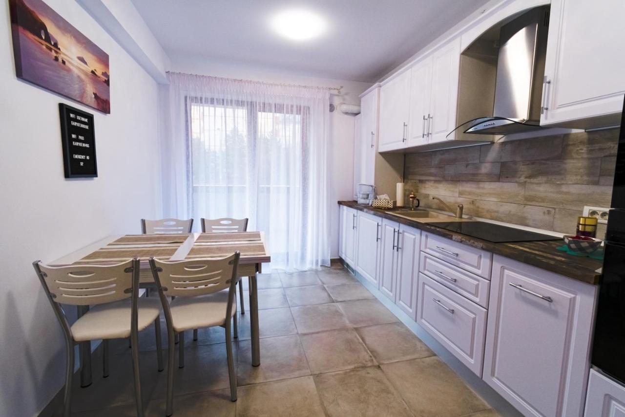 Transylvanian Apt. W/ Lrg. Terrace And Parking - Karpatenhaus Braşov Eksteriør billede